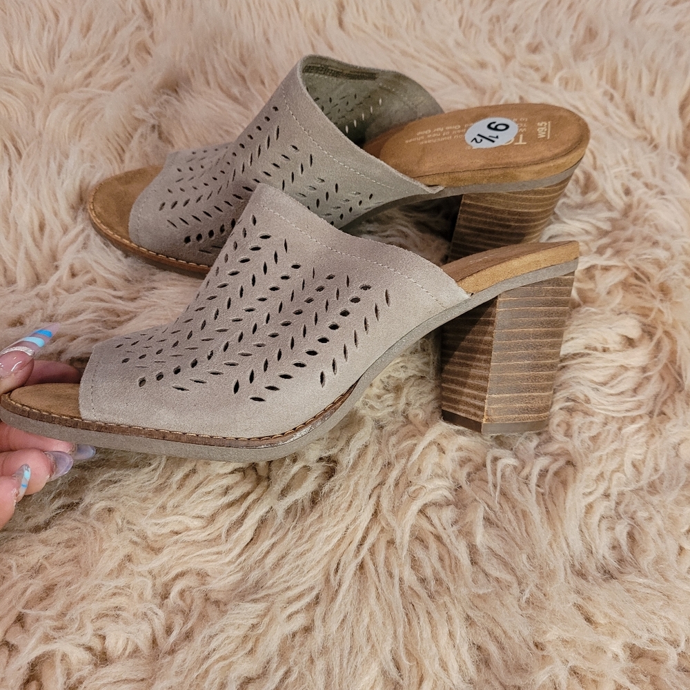 Toms shoes 9.5 - Picture 4 of 5